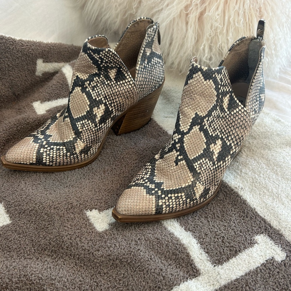 Steve Madden Cream and Black Ankle Booties